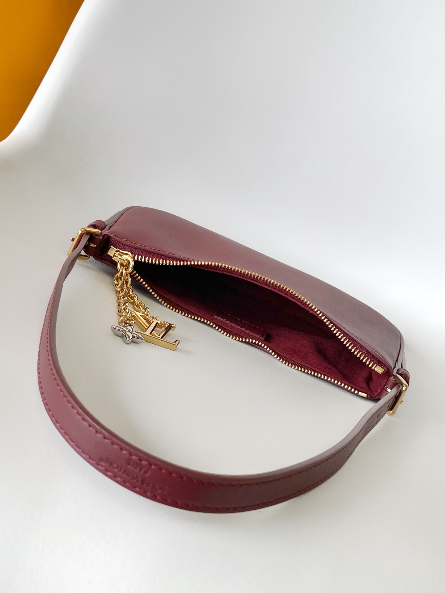 LV一比一女士腋下包酒紅色金鏈設計簡約時尚款｜歐美奢侈品精品推薦