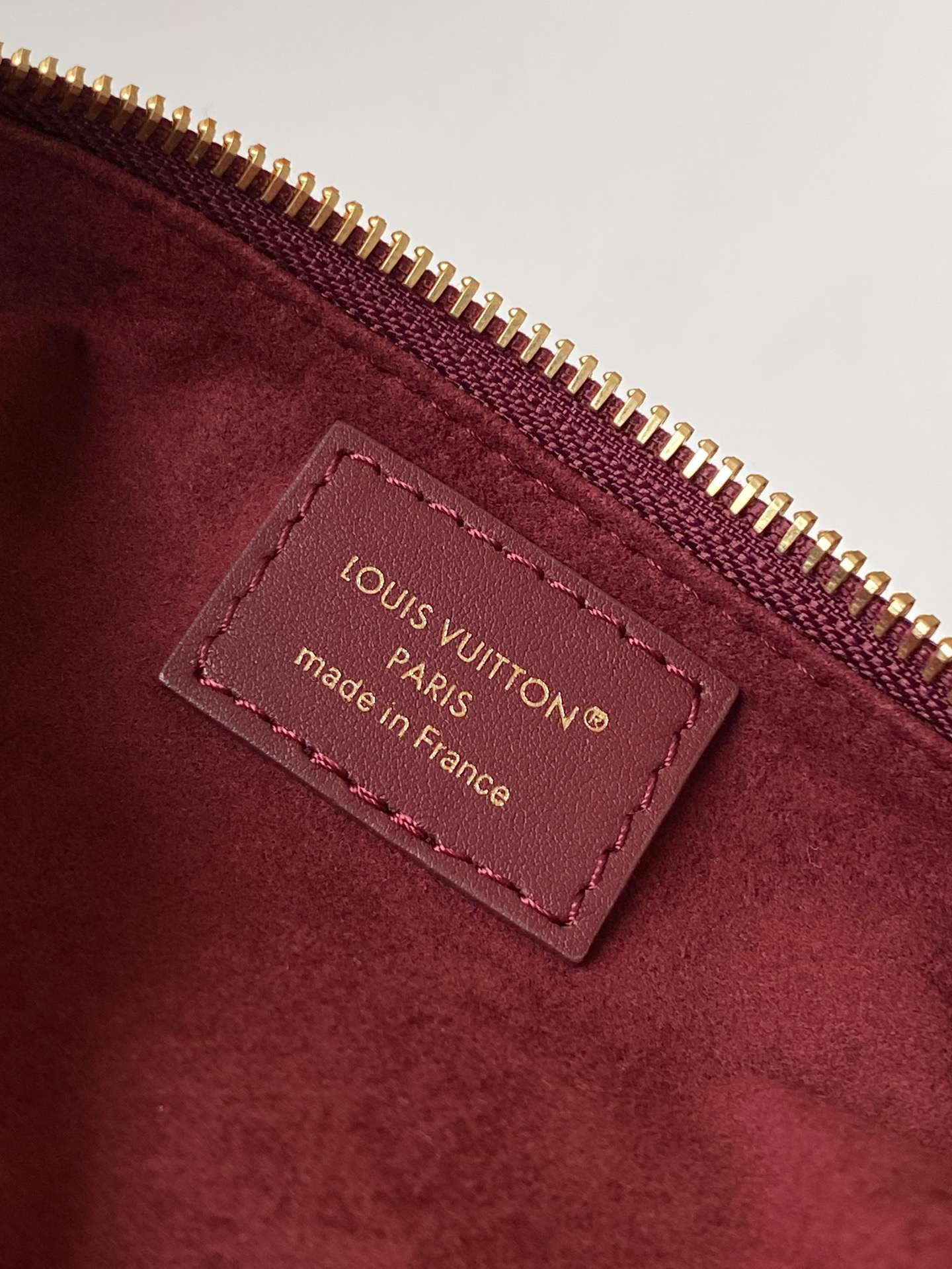 LV一比一女士腋下包酒紅色金鏈設計簡約時尚款｜歐美奢侈品精品推薦