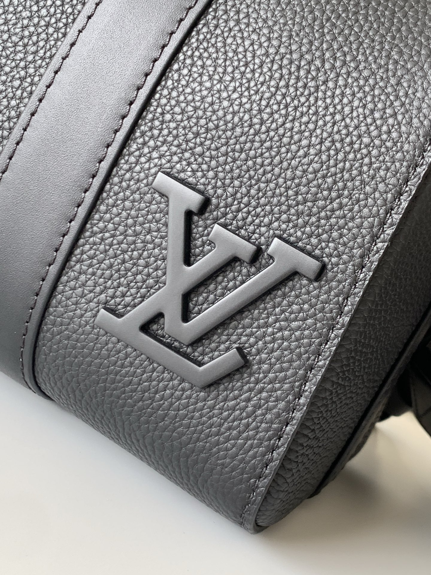 LV原單男士斜背包黑色全鋼設計休閒通勤款｜歐美奢侈品精品推薦