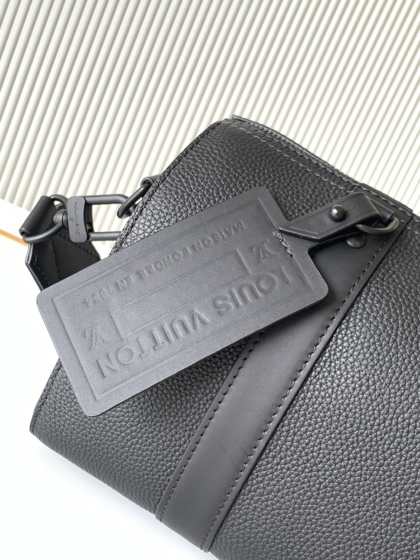 LV原單男士斜背包黑色全鋼設計休閒通勤款｜歐美奢侈品精品推薦