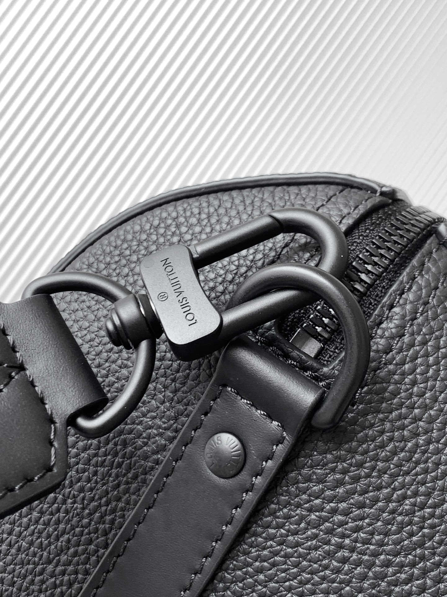 LV原單男士斜背包黑色全鋼設計休閒通勤款｜歐美奢侈品精品推薦