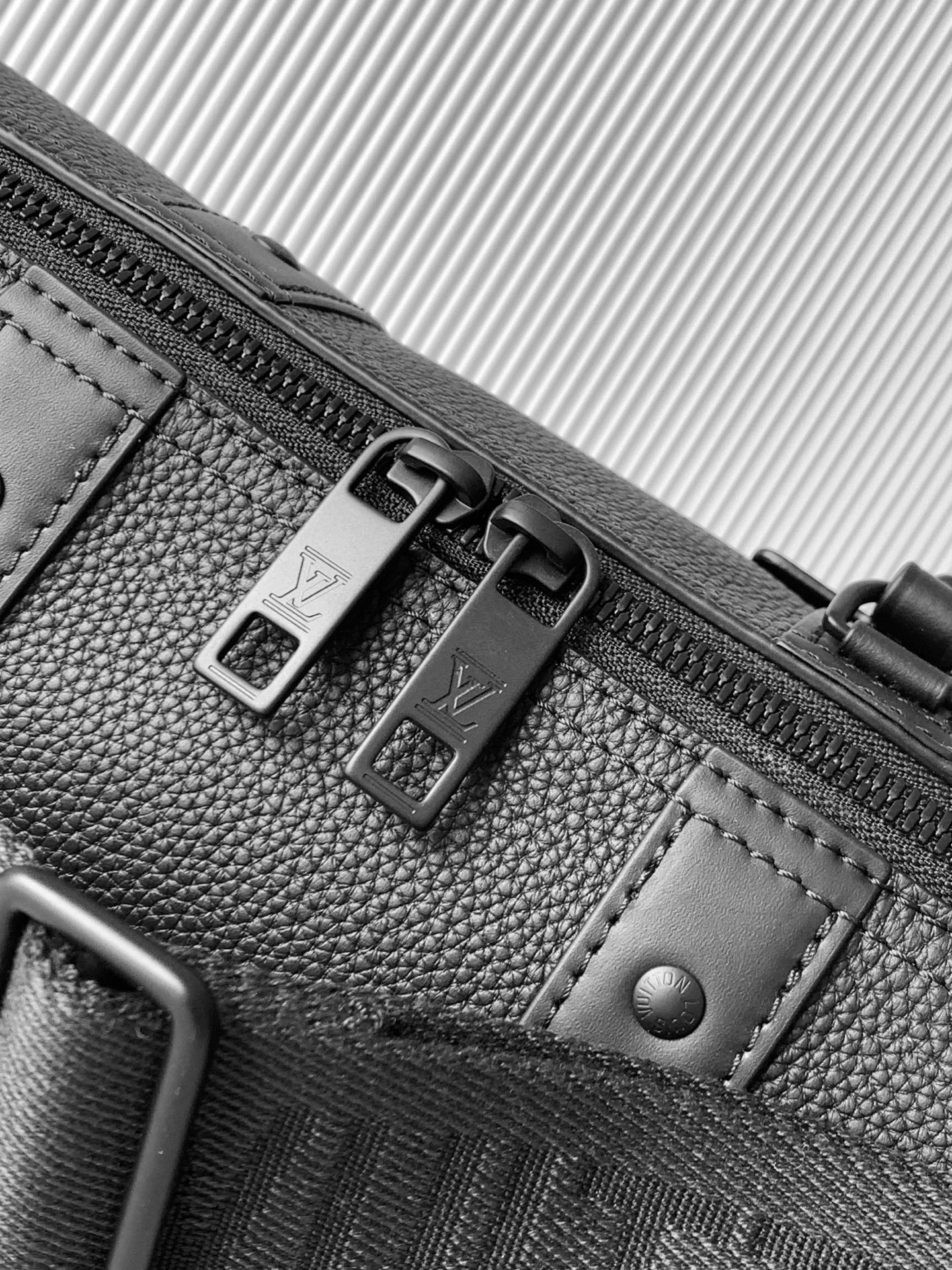 LV原單男士斜背包黑色全鋼設計休閒通勤款｜歐美奢侈品精品推薦