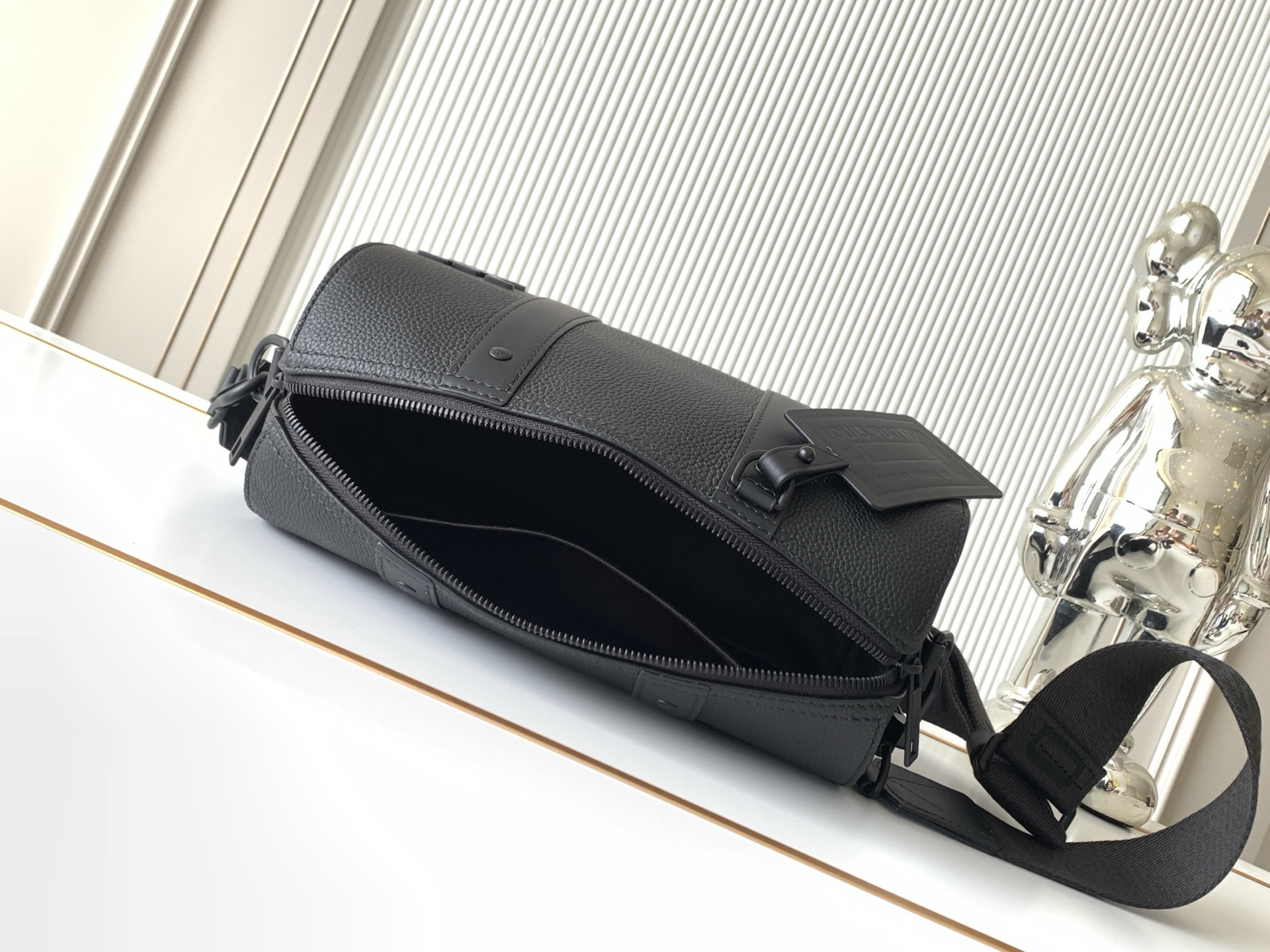 LV原單男士斜背包黑色全鋼設計休閒通勤款｜歐美奢侈品精品推薦