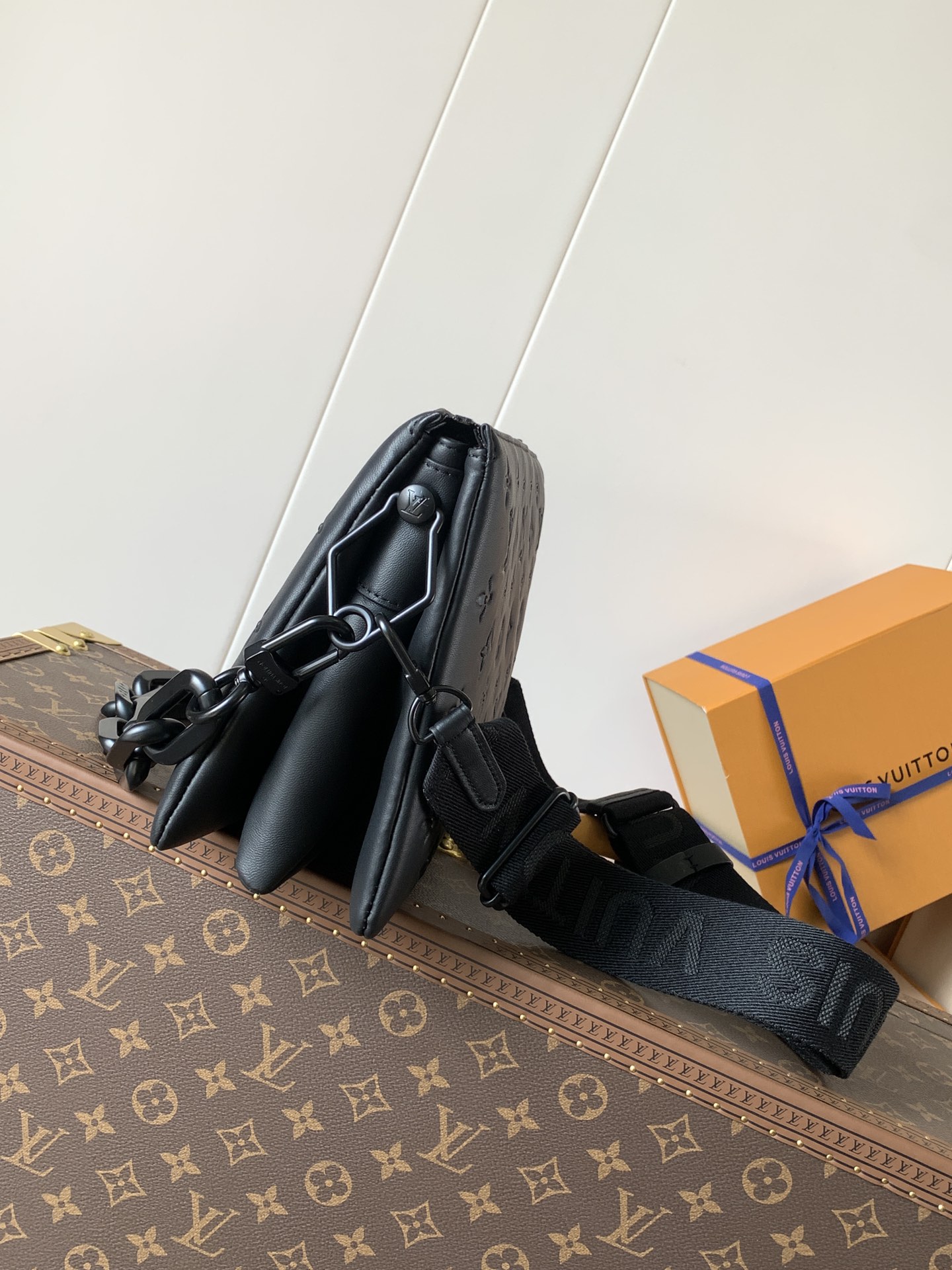 LV一比一男士手拿包黑色壓紋Monogram鏈條個性款｜歐美奢侈品精品推薦