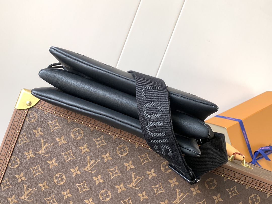 LV一比一男士手拿包黑色壓紋Monogram鏈條個性款｜歐美奢侈品精品推薦