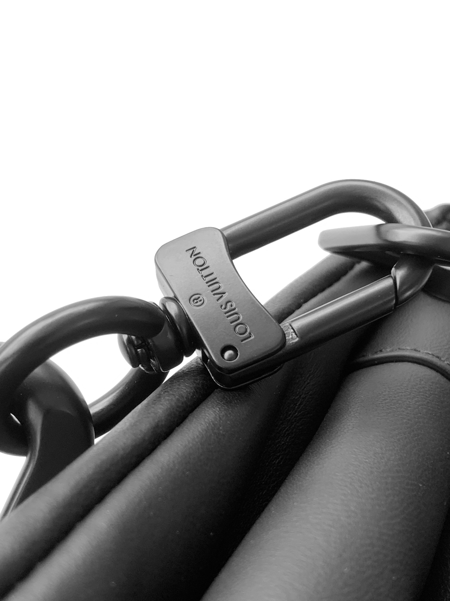 LV一比一男士手拿包黑色壓紋Monogram鏈條個性款｜歐美奢侈品精品推薦