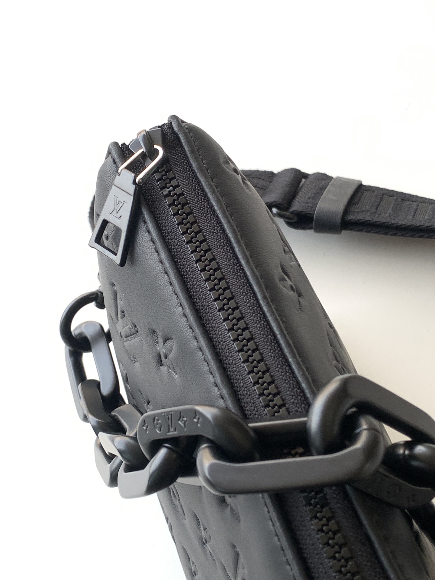 LV一比一男士手拿包黑色壓紋Monogram鏈條個性款｜歐美奢侈品精品推薦