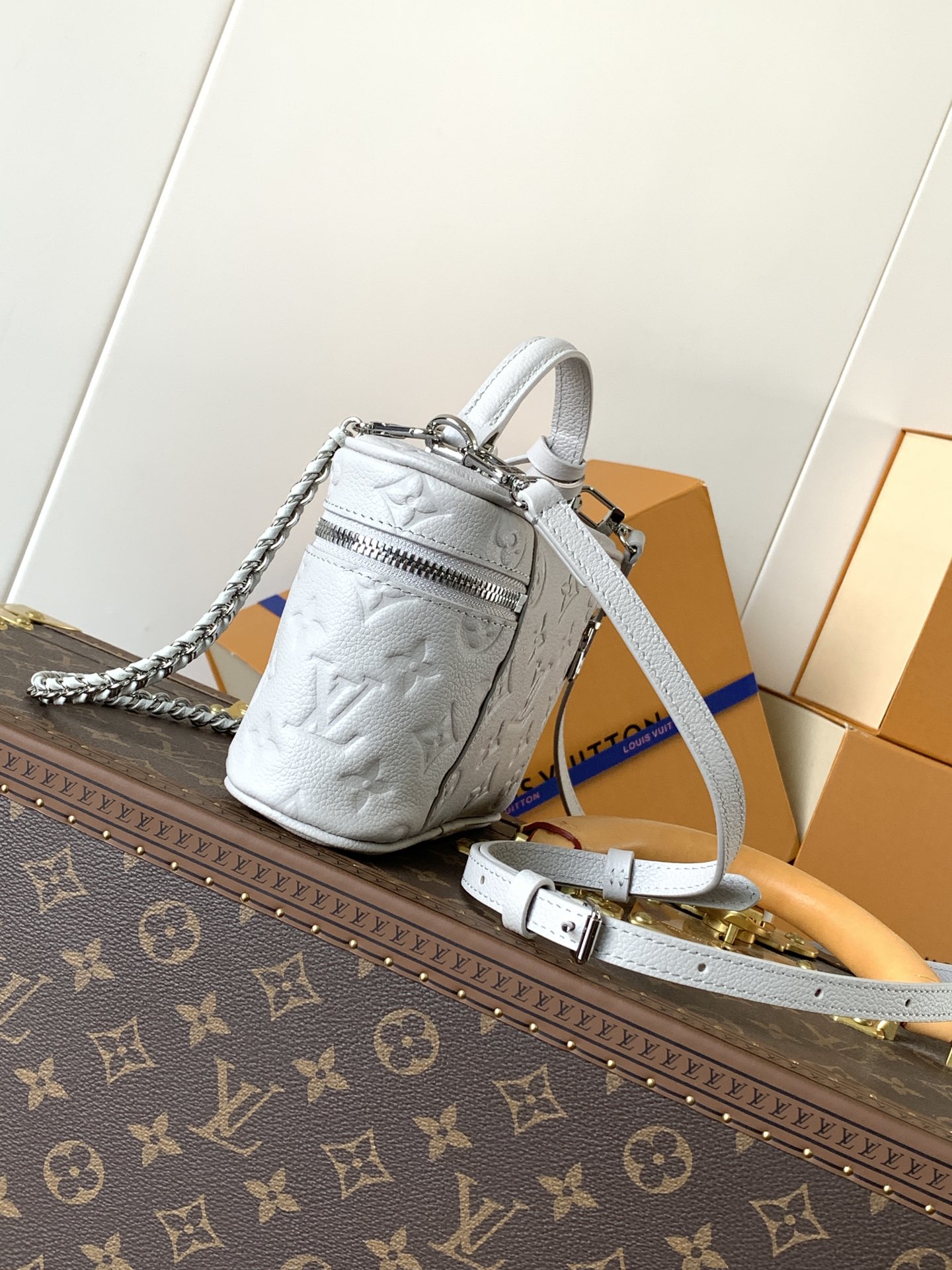LV A貨鎖頭包灰白色小號手提鏈條斜背款｜歐美奢侈品精品推薦