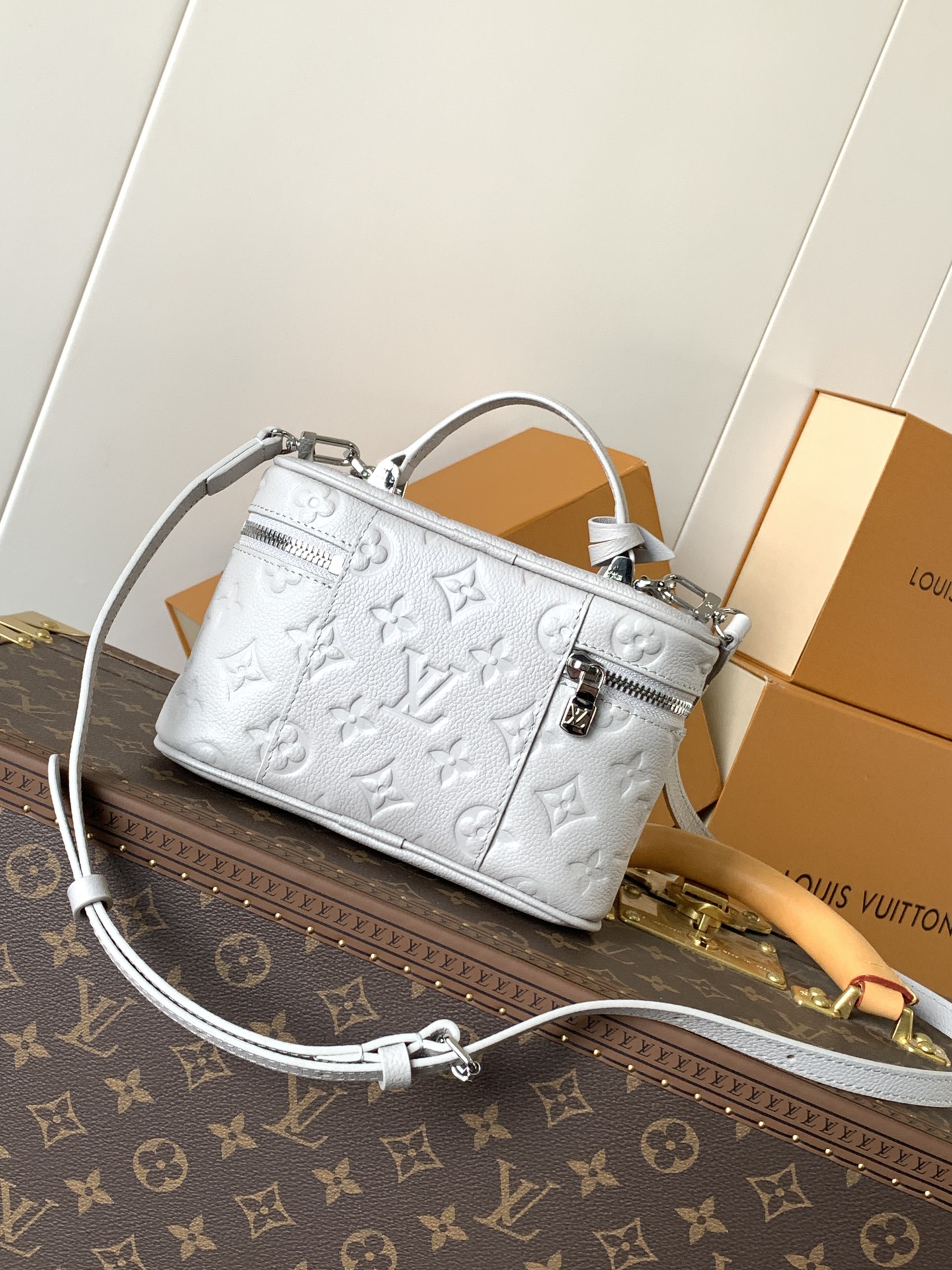 LV A貨鎖頭包灰白色小號手提鏈條斜背款｜歐美奢侈品精品推薦