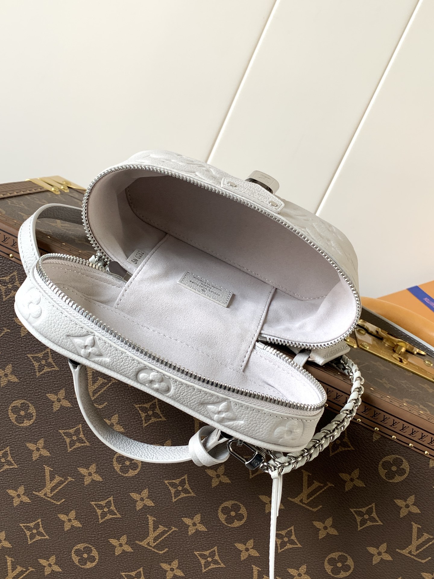 LV A貨鎖頭包灰白色小號手提鏈條斜背款｜歐美奢侈品精品推薦