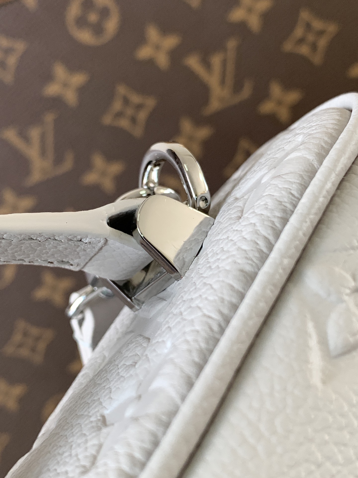 LV A貨鎖頭包灰白色小號手提鏈條斜背款｜歐美奢侈品精品推薦