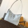 LV 精品仿製 Monogram 壓紋灰白色肩背包 時尚百搭款｜歐美奢侈品精品推薦
