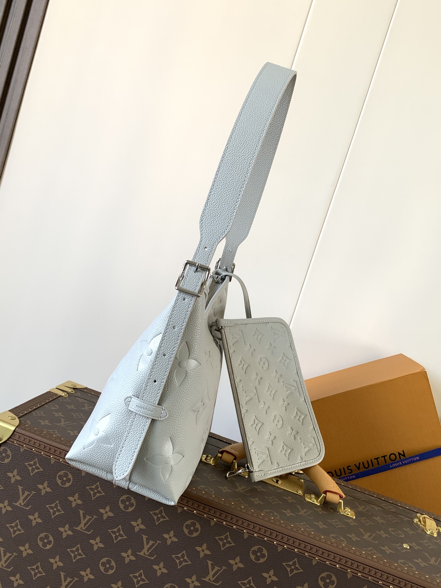LV 精品仿製 Monogram 壓紋灰白色肩背包 時尚百搭款｜歐美奢侈品精品推薦