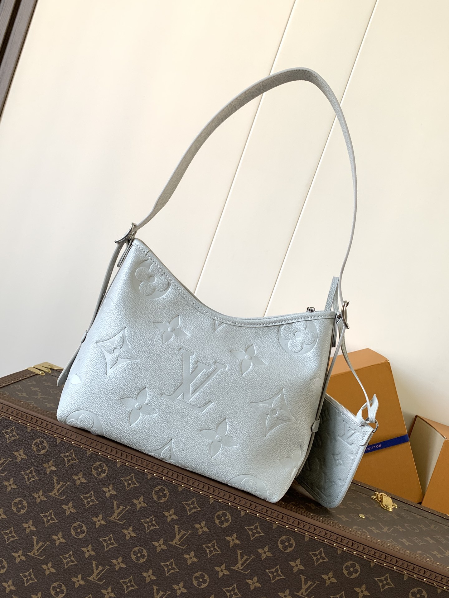 LV 精品仿製 Monogram 壓紋灰白色肩背包 時尚百搭款｜歐美奢侈品精品推薦
