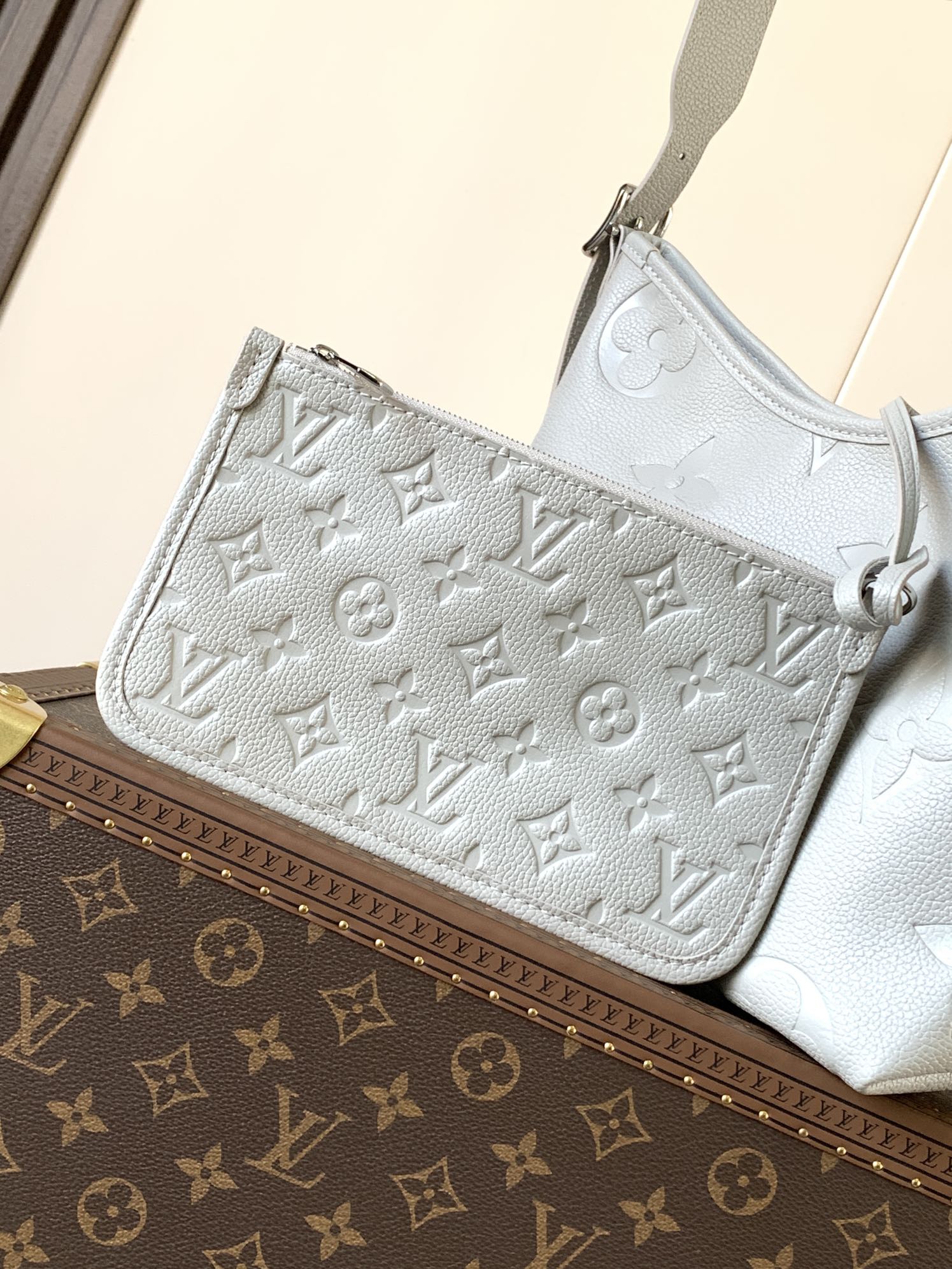 LV 精品仿製 Monogram 壓紋灰白色肩背包 時尚百搭款｜歐美奢侈品精品推薦
