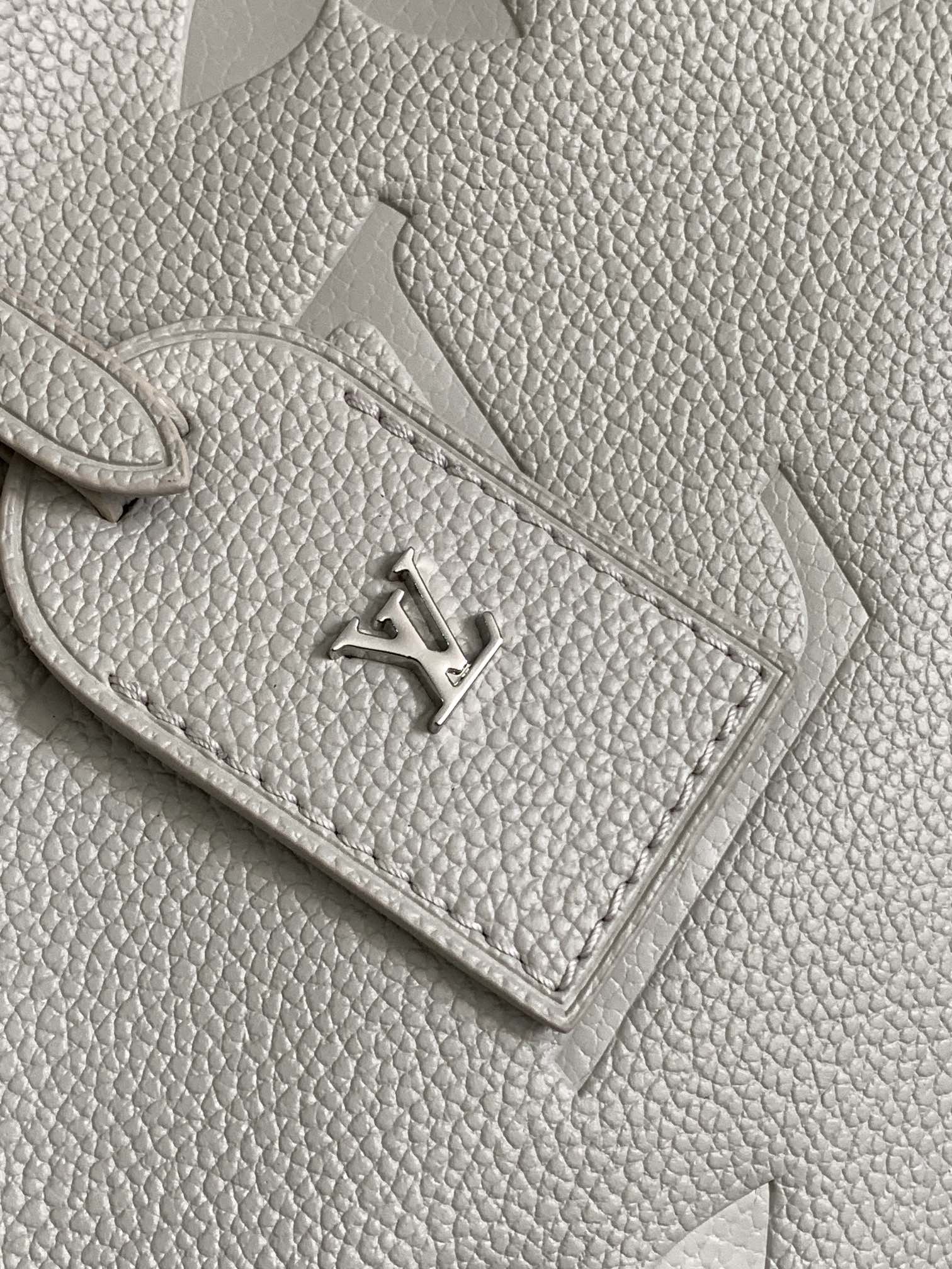 LV 精品仿製 Monogram 壓紋灰白色肩背包 時尚百搭款｜歐美奢侈品精品推薦