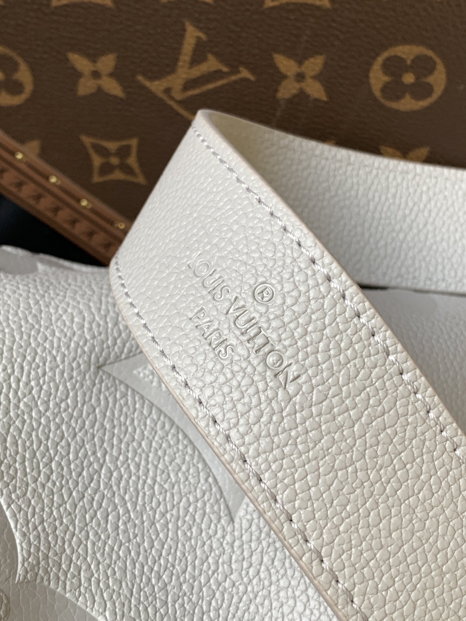 LV 精品仿製 Monogram 壓紋灰白色肩背包 時尚百搭款｜歐美奢侈品精品推薦