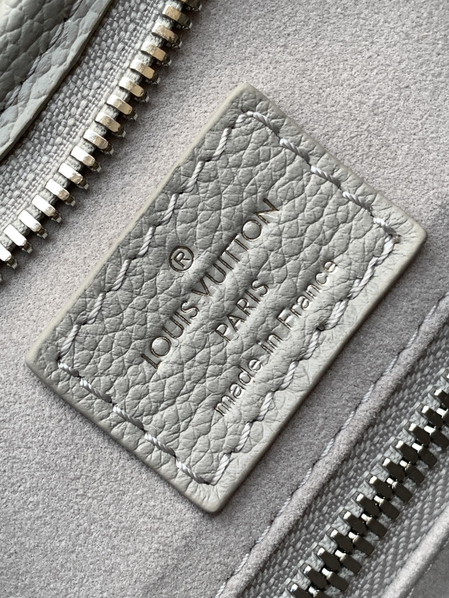 LV 精品仿製 Monogram 壓紋灰白色肩背包 時尚百搭款｜歐美奢侈品精品推薦
