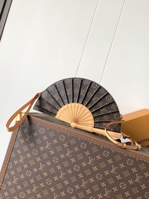 LV 高仿扇形手拿包 Monogram 經典設計 時尚特別款