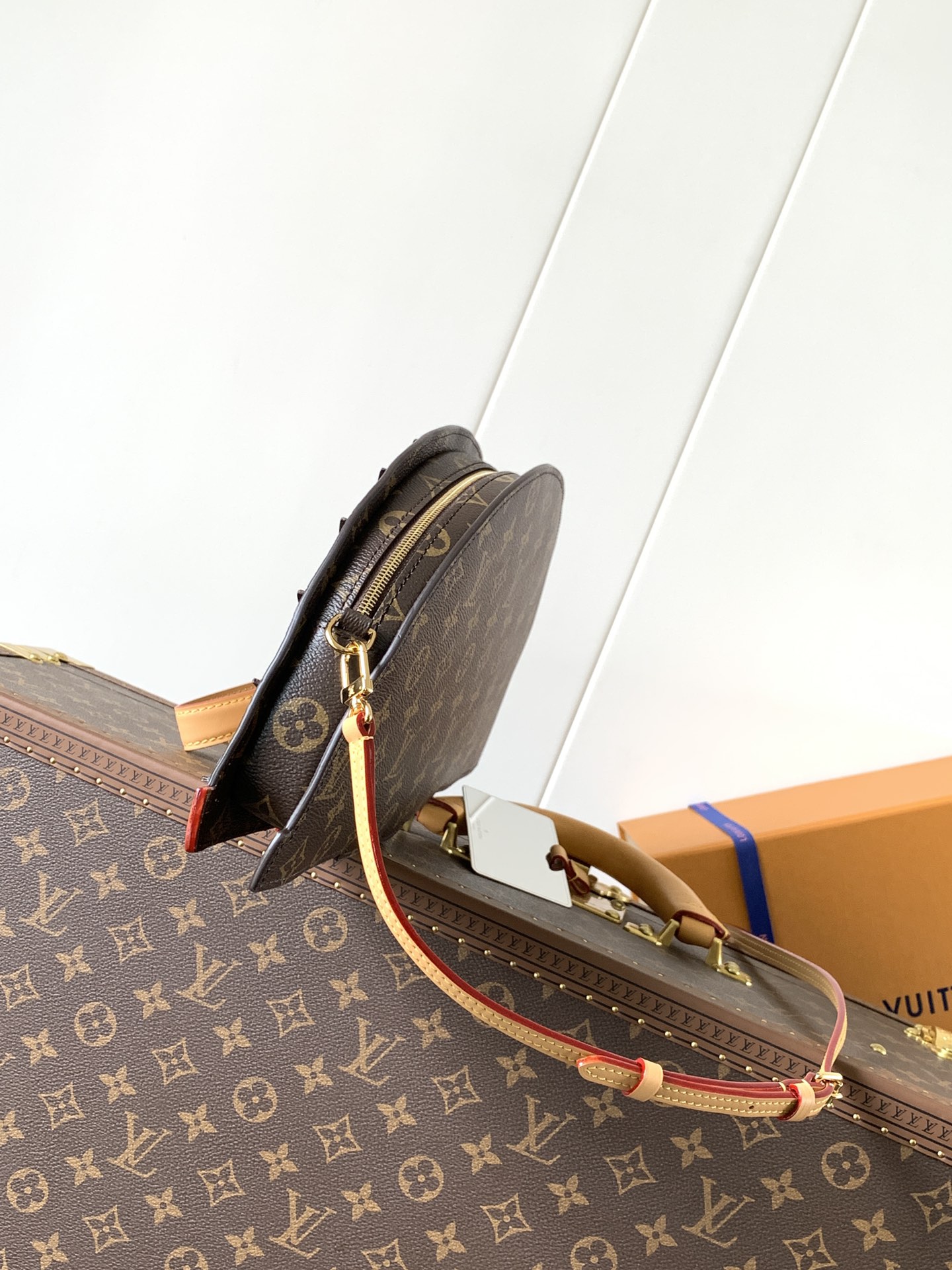 LV 高仿扇形手拿包 Monogram 經典設計 時尚特別款｜歐美奢侈品精品推薦