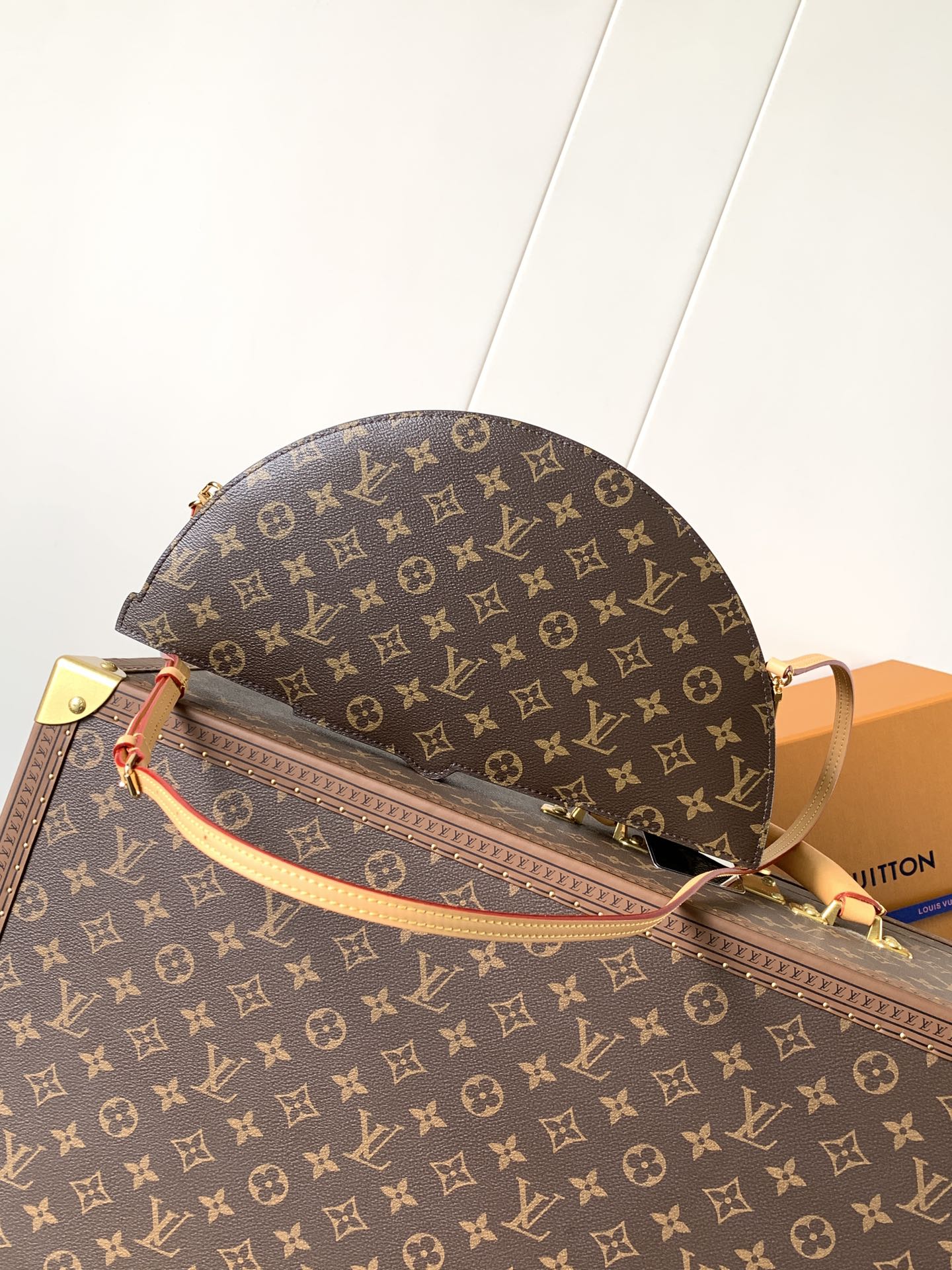 LV 高仿扇形手拿包 Monogram 經典設計 時尚特別款｜歐美奢侈品精品推薦