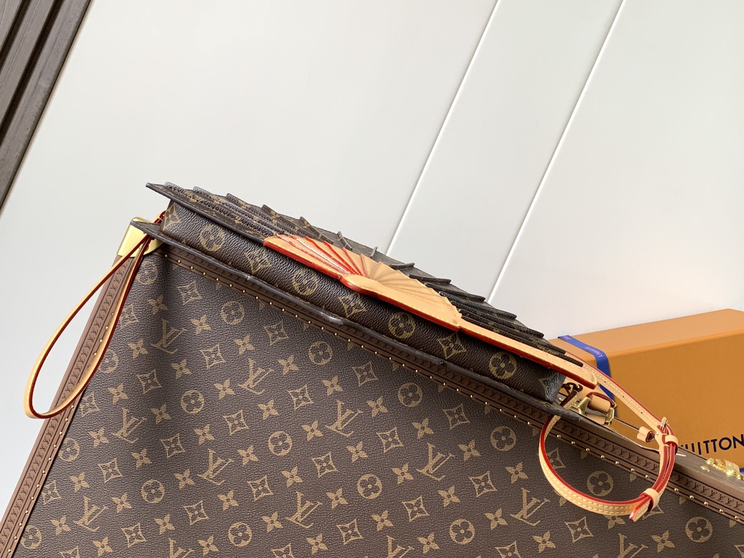 LV 高仿扇形手拿包 Monogram 經典設計 時尚特別款｜歐美奢侈品精品推薦