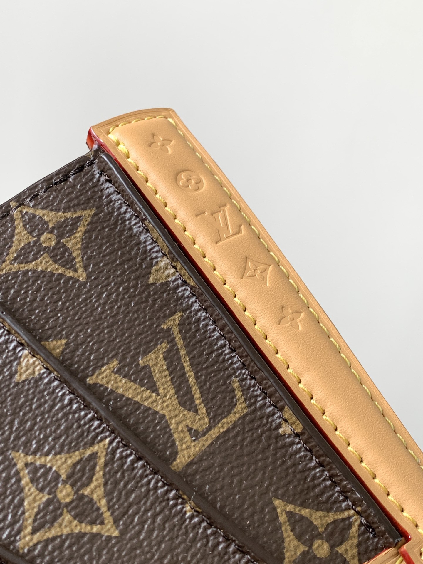 LV 高仿扇形手拿包 Monogram 經典設計 時尚特別款｜歐美奢侈品精品推薦