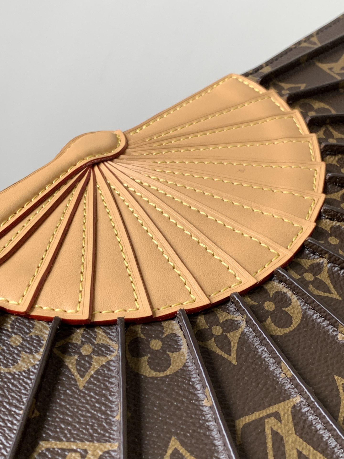 LV 高仿扇形手拿包 Monogram 經典設計 時尚特別款｜歐美奢侈品精品推薦