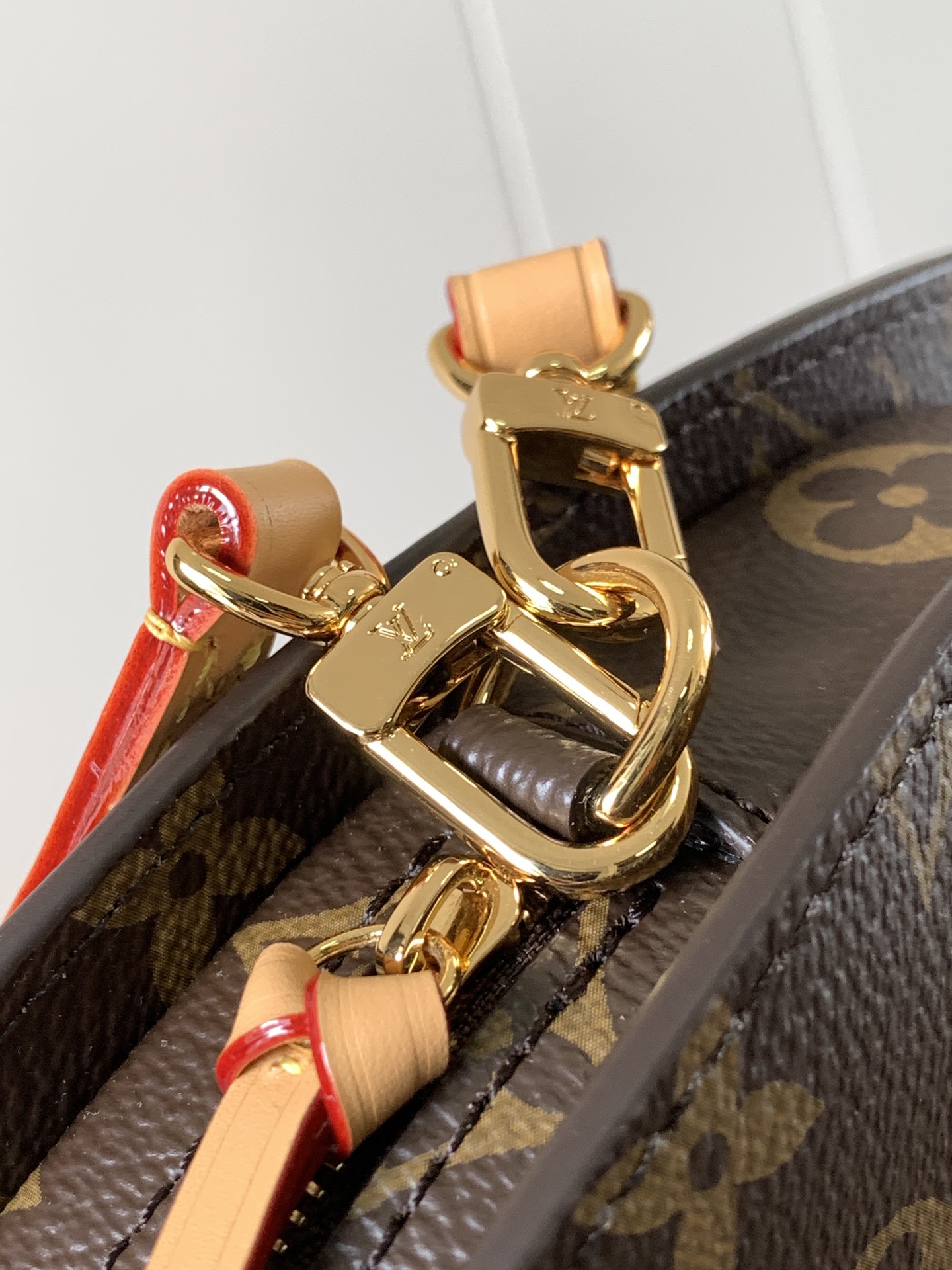 LV 高仿扇形手拿包 Monogram 經典設計 時尚特別款｜歐美奢侈品精品推薦
