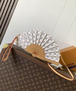 LV 一比一 白棋盤格扇形手拿包 經典設計 優雅百搭款