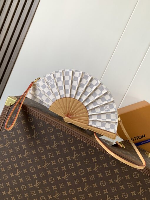 LV 一比一 白棋盤格扇形手拿包 經典設計 優雅百搭款