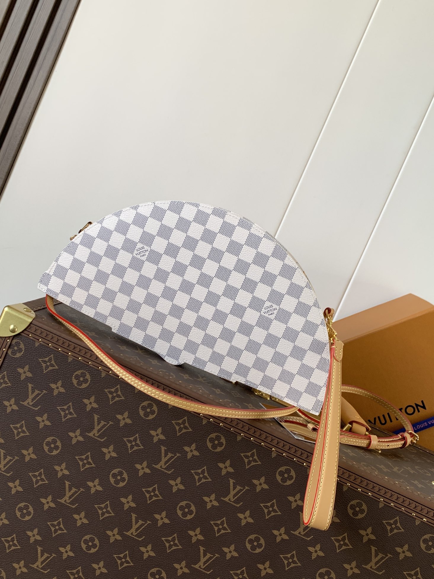 LV 一比一 白棋盤格扇形手拿包 經典設計 優雅百搭款｜歐美奢侈品精品推薦