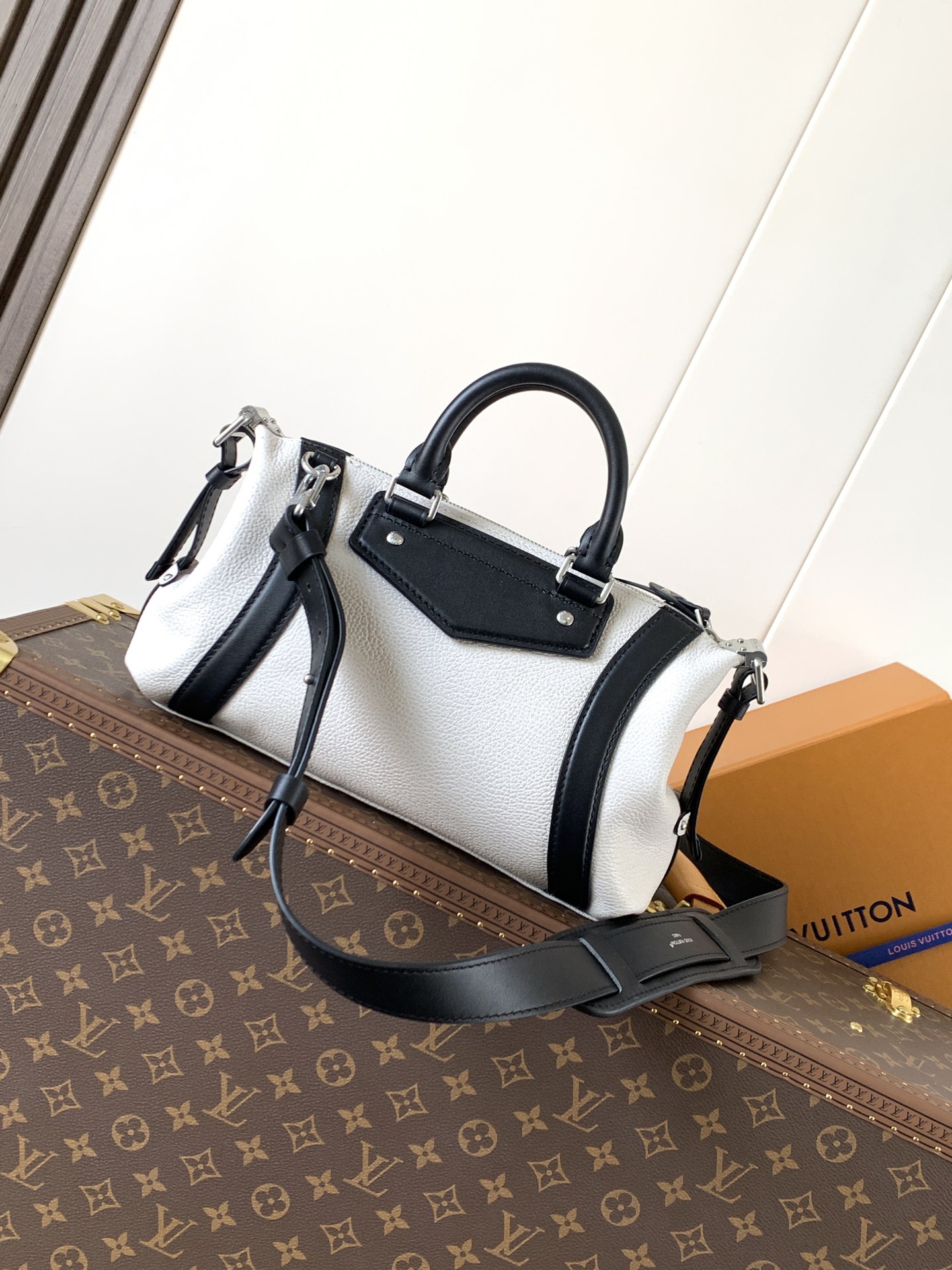LV 精品仿製 黑白拼色波士頓包 時尚通勤 百搭款式｜歐美奢侈品精品推薦