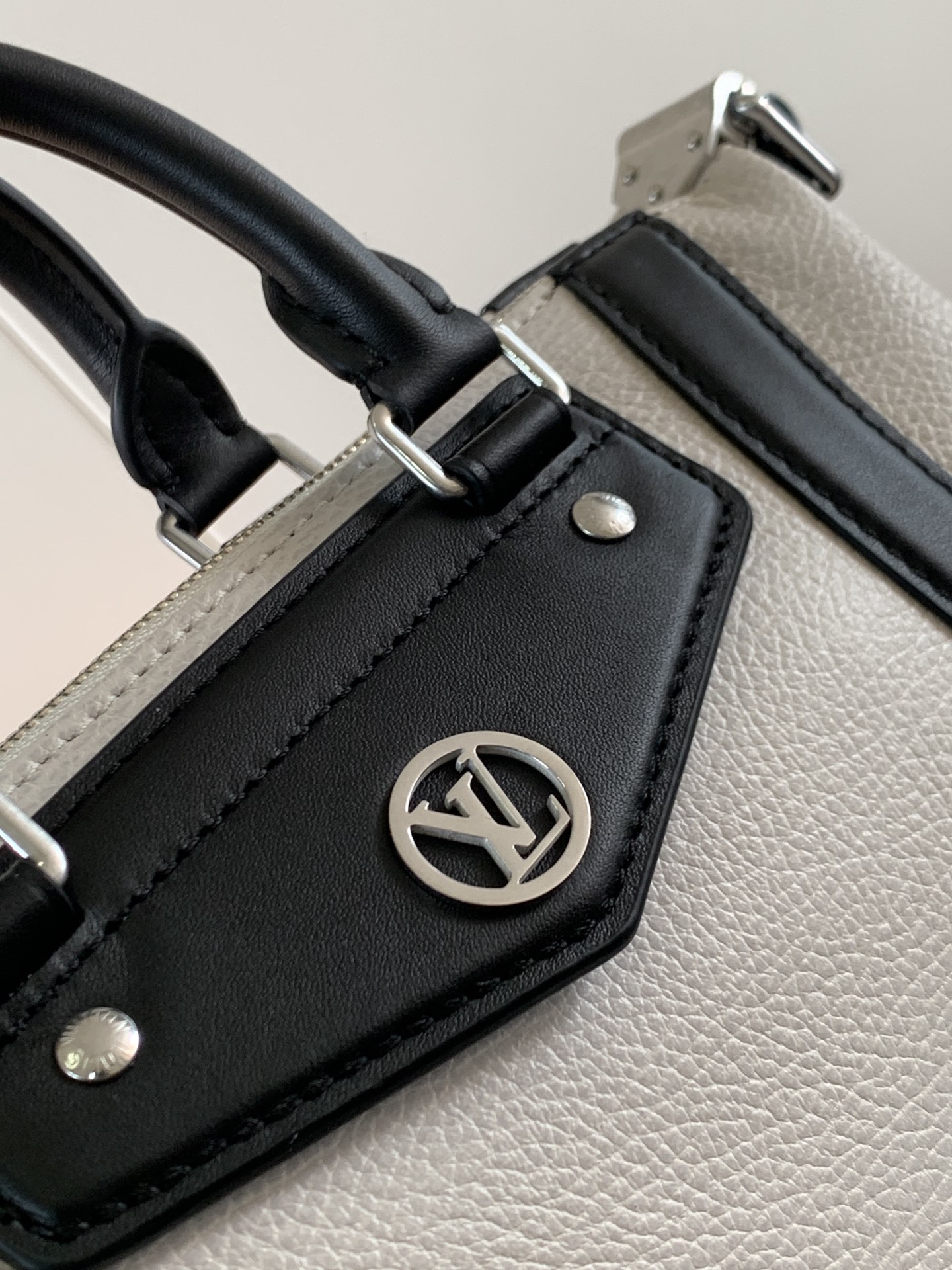 LV 精品仿製 黑白拼色波士頓包 時尚通勤 百搭款式｜歐美奢侈品精品推薦
