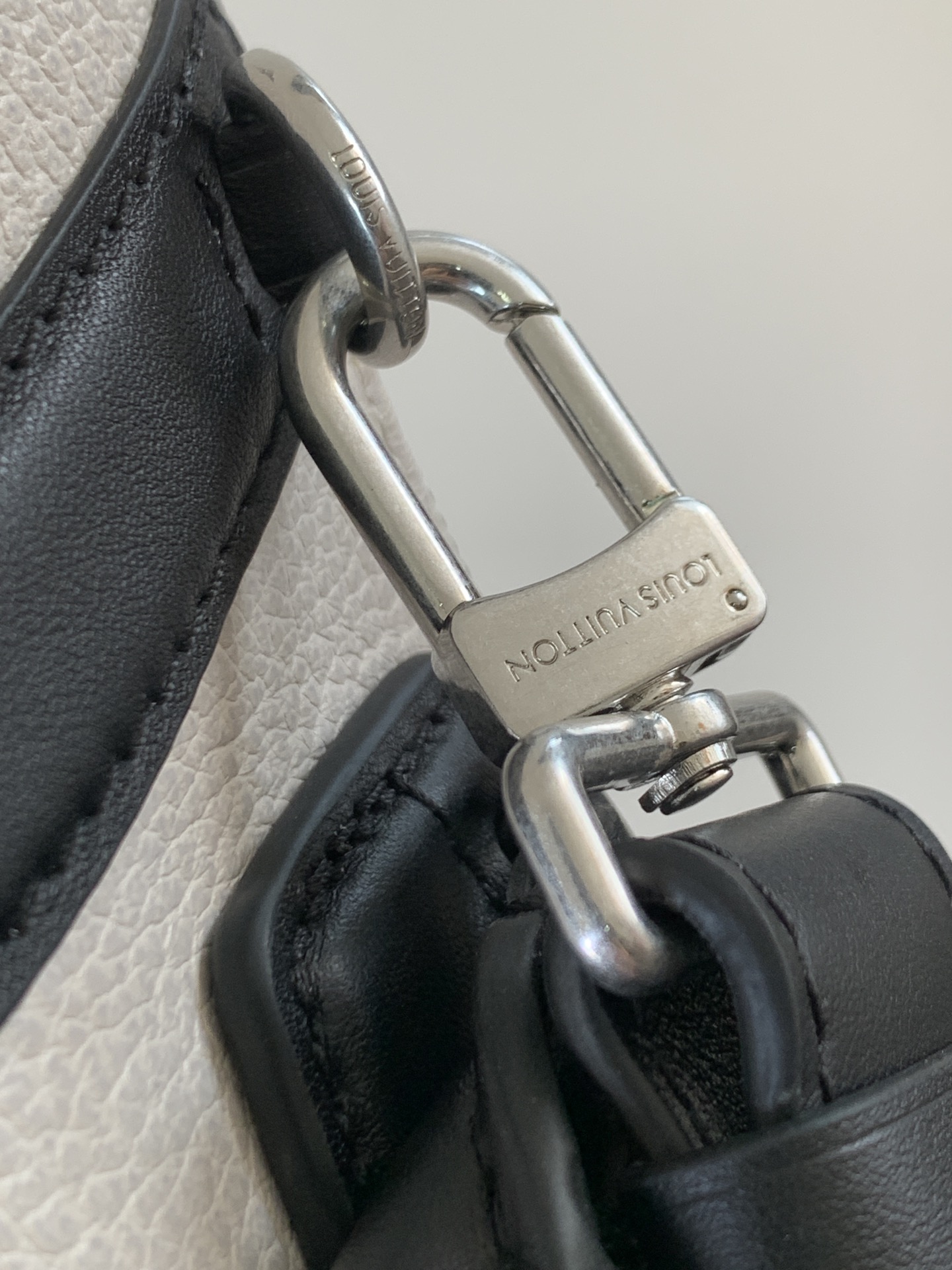 LV 精品仿製 黑白拼色波士頓包 時尚通勤 百搭款式｜歐美奢侈品精品推薦
