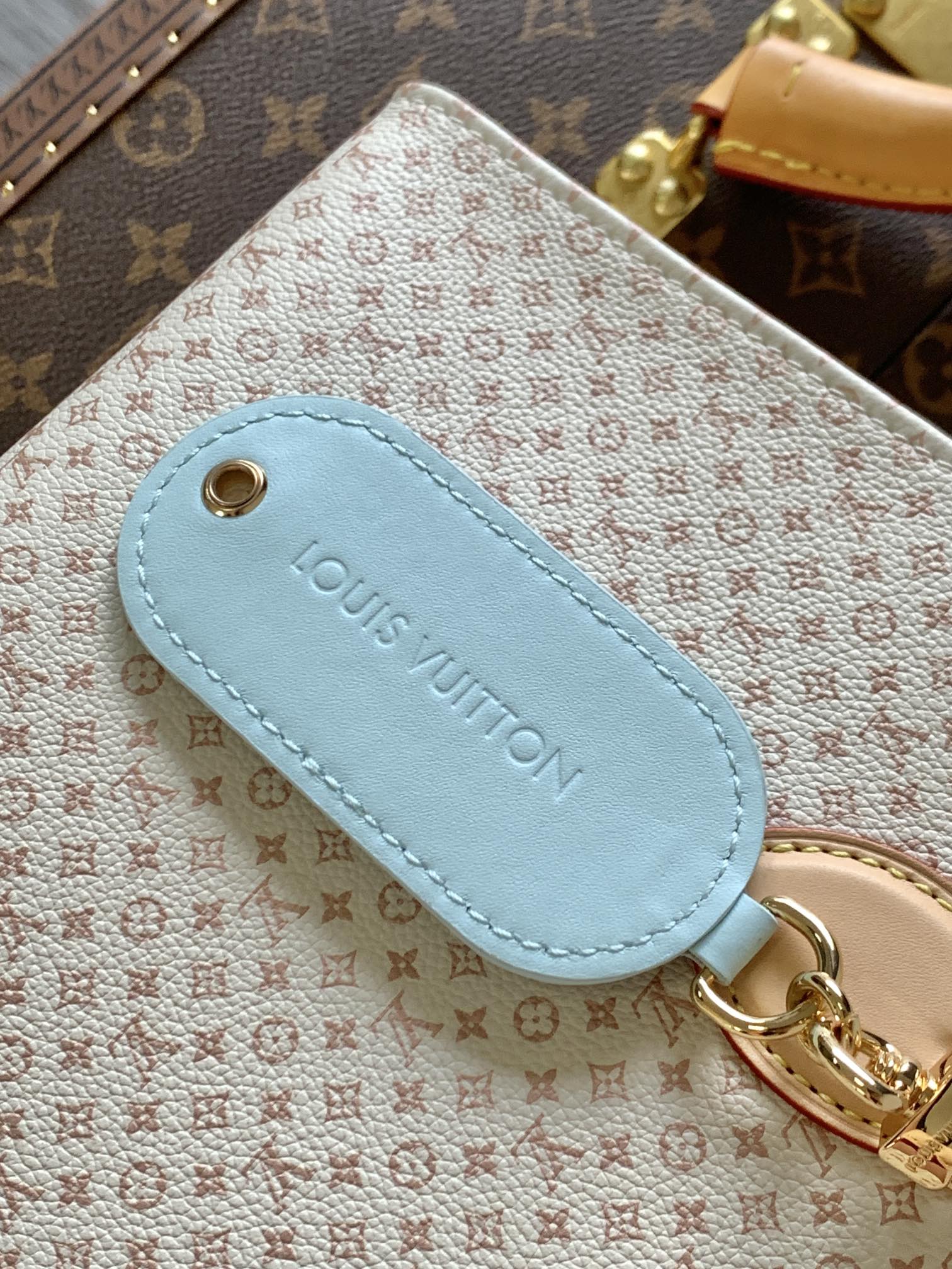 LV 原單 白底粉花紋托特包 附藍色吊飾 清新百搭｜歐美奢侈品精品推薦