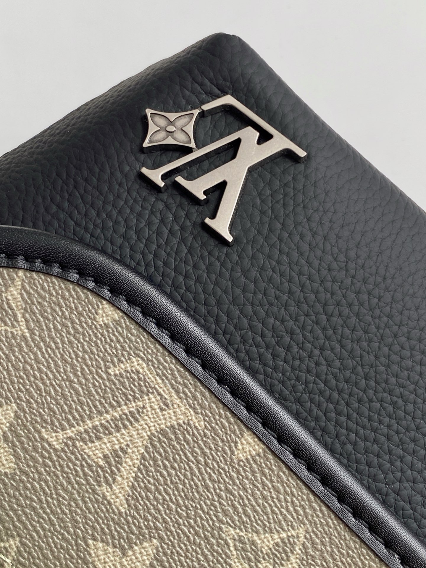 LV 一比一 黑灰單肩小包 簡約百搭男士款｜歐美奢侈品精品推薦
