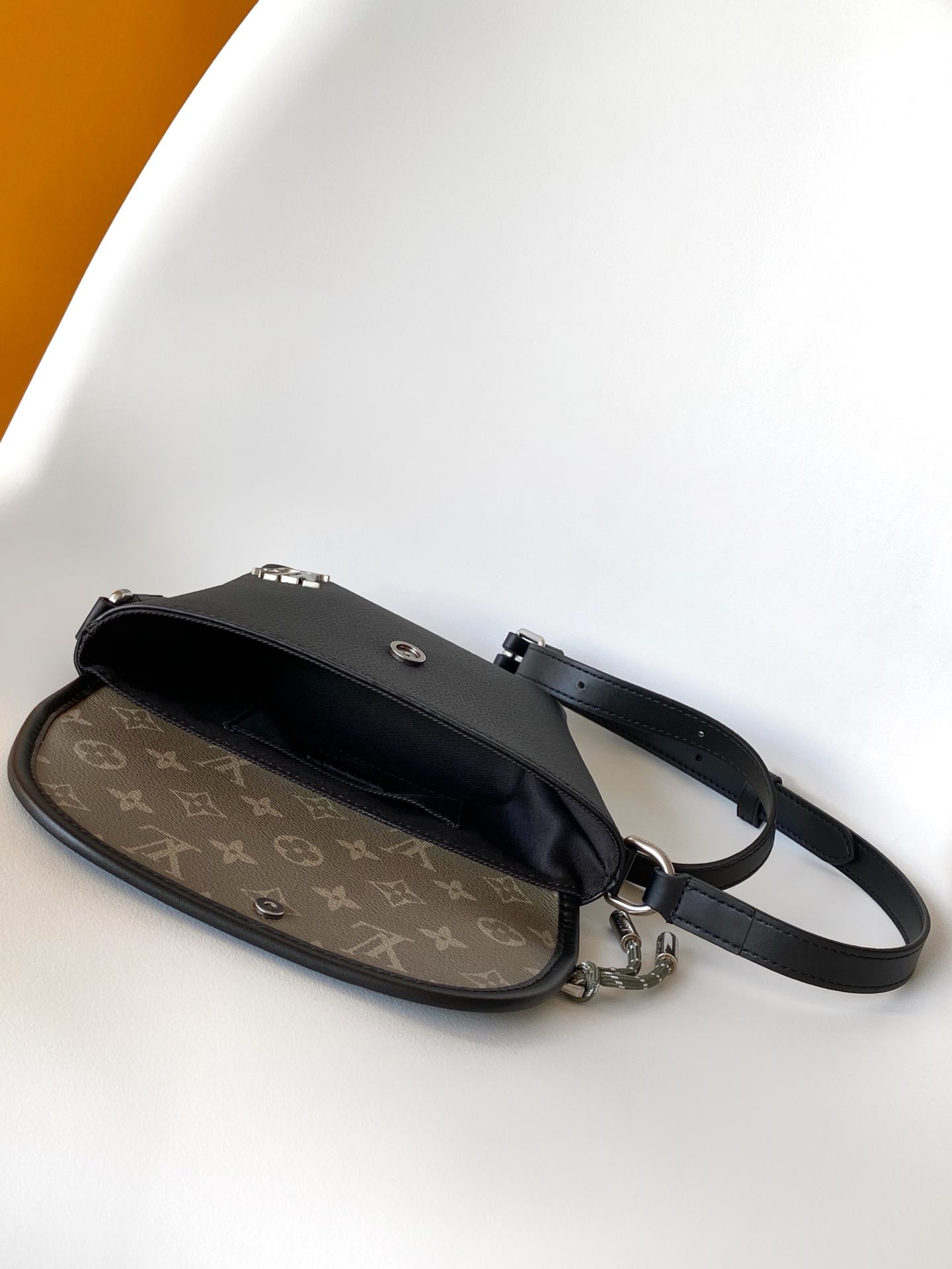 LV 一比一 黑灰單肩小包 簡約百搭男士款｜歐美奢侈品精品推薦