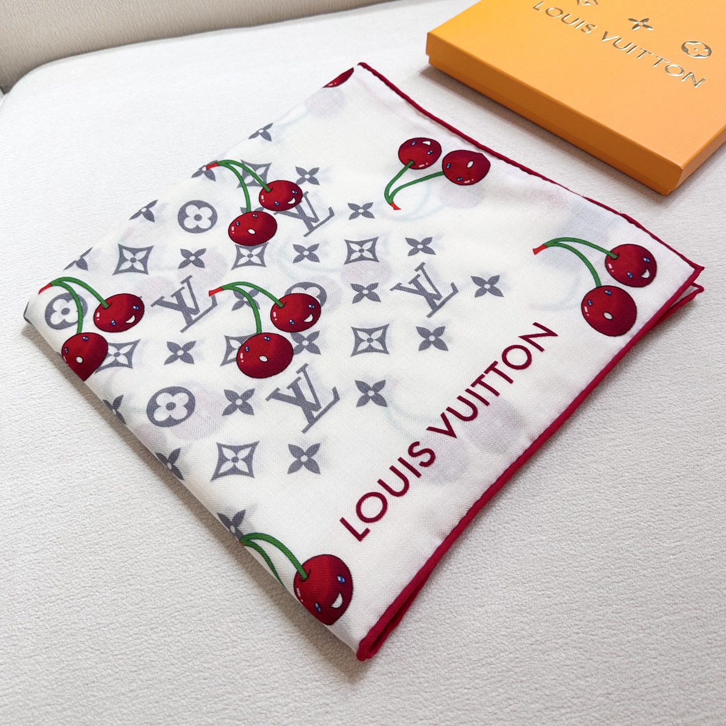LV 高仿女士絲巾櫻桃圖案印花百搭方巾｜歐美奢侈品精品推薦