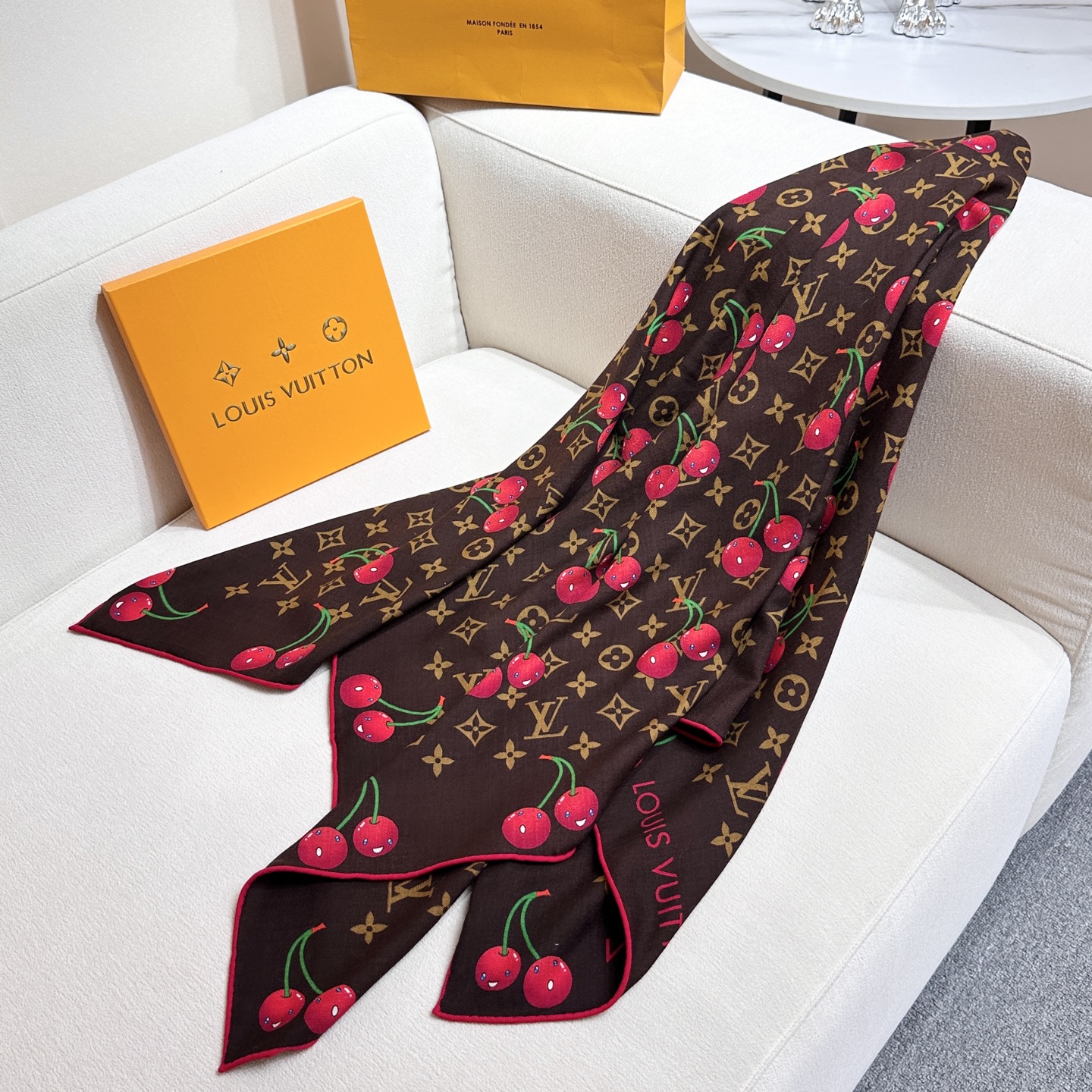 LV 高仿女士絲巾櫻桃印花深咖啡Monogram時尚方巾｜歐美奢侈品精品推薦