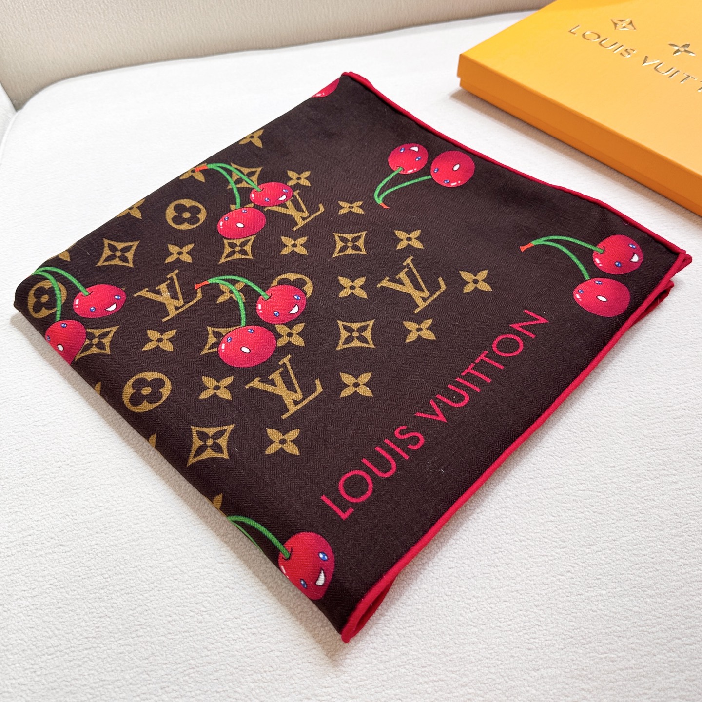LV 高仿女士絲巾櫻桃印花深咖啡Monogram時尚方巾｜歐美奢侈品精品推薦