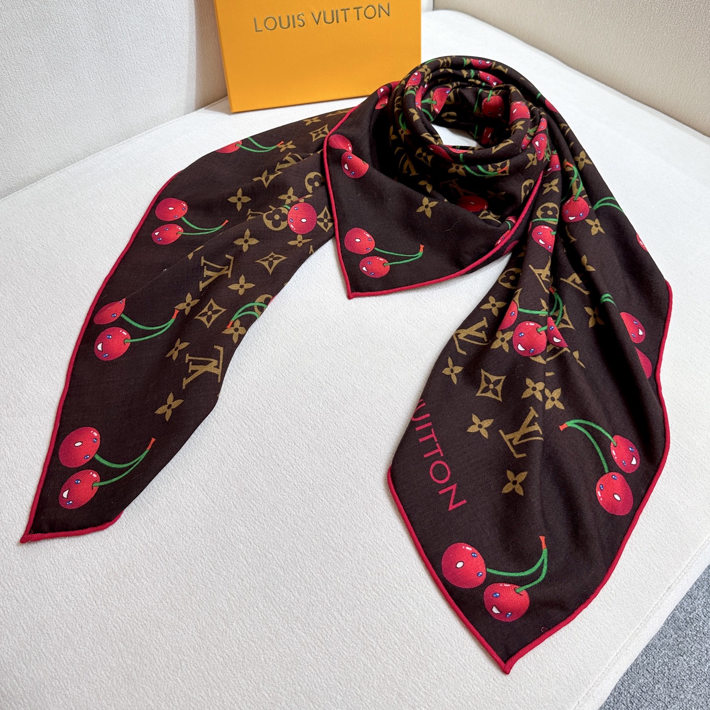 LV 高仿女士絲巾櫻桃印花深咖啡Monogram時尚方巾｜歐美奢侈品精品推薦