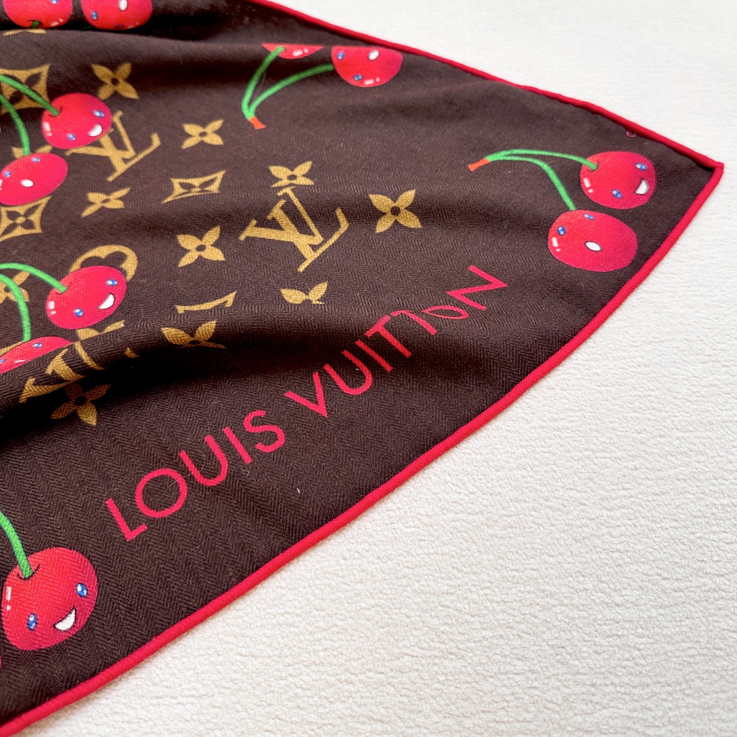 LV 高仿女士絲巾櫻桃印花深咖啡Monogram時尚方巾｜歐美奢侈品精品推薦