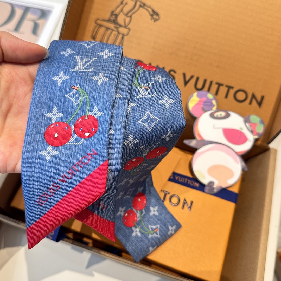 LV 高仿絲巾Twilly櫻桃丹寧印花百搭小方巾｜歐美奢侈品精品推薦