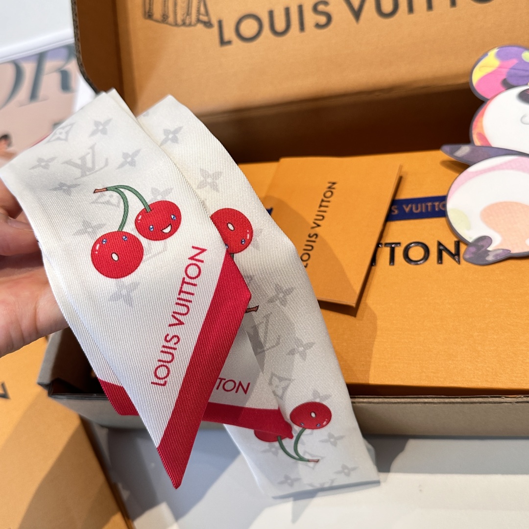 LV 高仿Twilly絲巾白底櫻桃印花百搭小方巾｜歐美奢侈品精品推薦