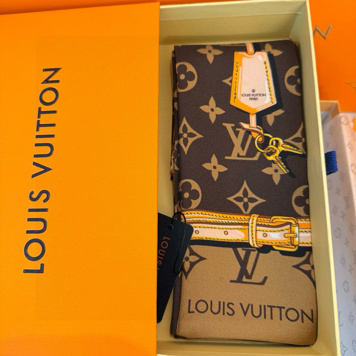 LV 一比一Twilly絲巾鎖鏈行李吊牌印花設計款｜歐美奢侈品精品推薦