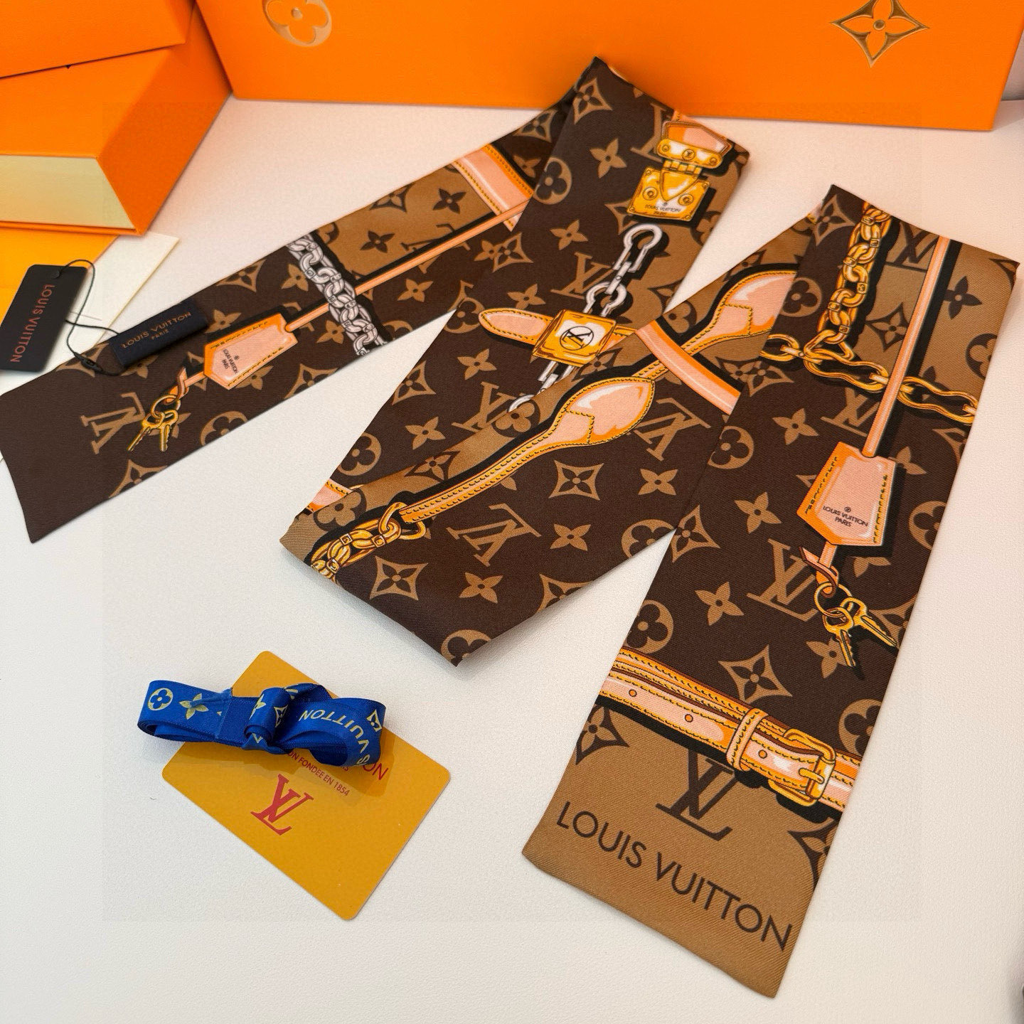 LV 一比一Twilly絲巾鎖鏈行李吊牌印花設計款｜歐美奢侈品精品推薦