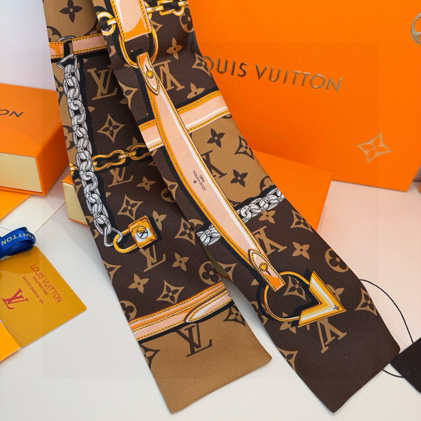 LV 一比一Twilly絲巾鎖鏈行李吊牌印花設計款｜歐美奢侈品精品推薦