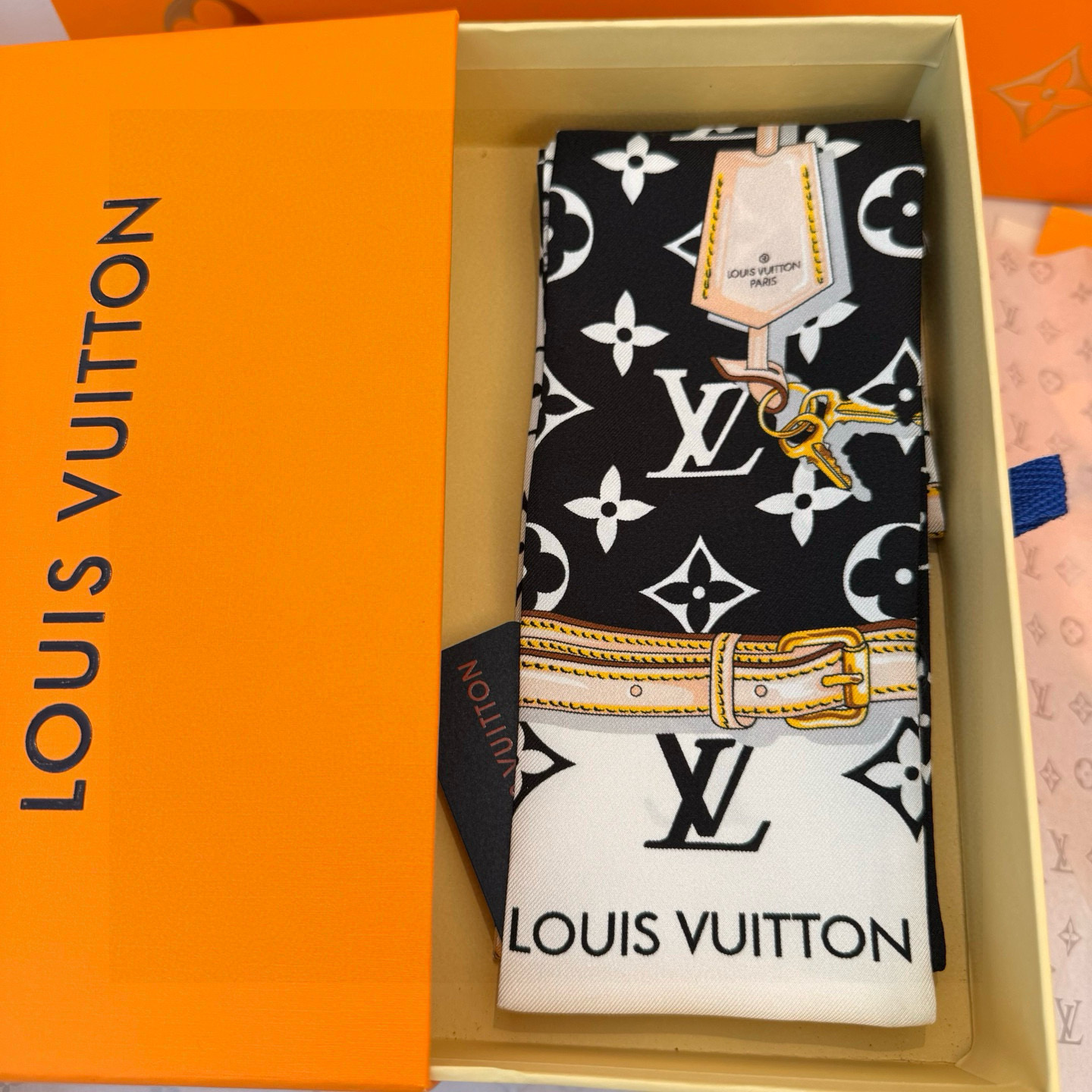 LV 高仿Twilly絲巾黑白鎖鏈吊牌設計款｜歐美奢侈品精品推薦