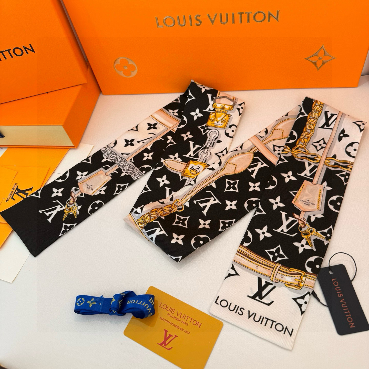LV 高仿Twilly絲巾黑白鎖鏈吊牌設計款｜歐美奢侈品精品推薦